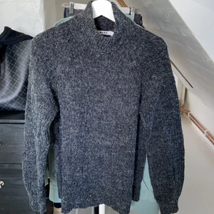 Mörkgrå stickad tröja - Superfin, knappt använd! Ganska lång. 
