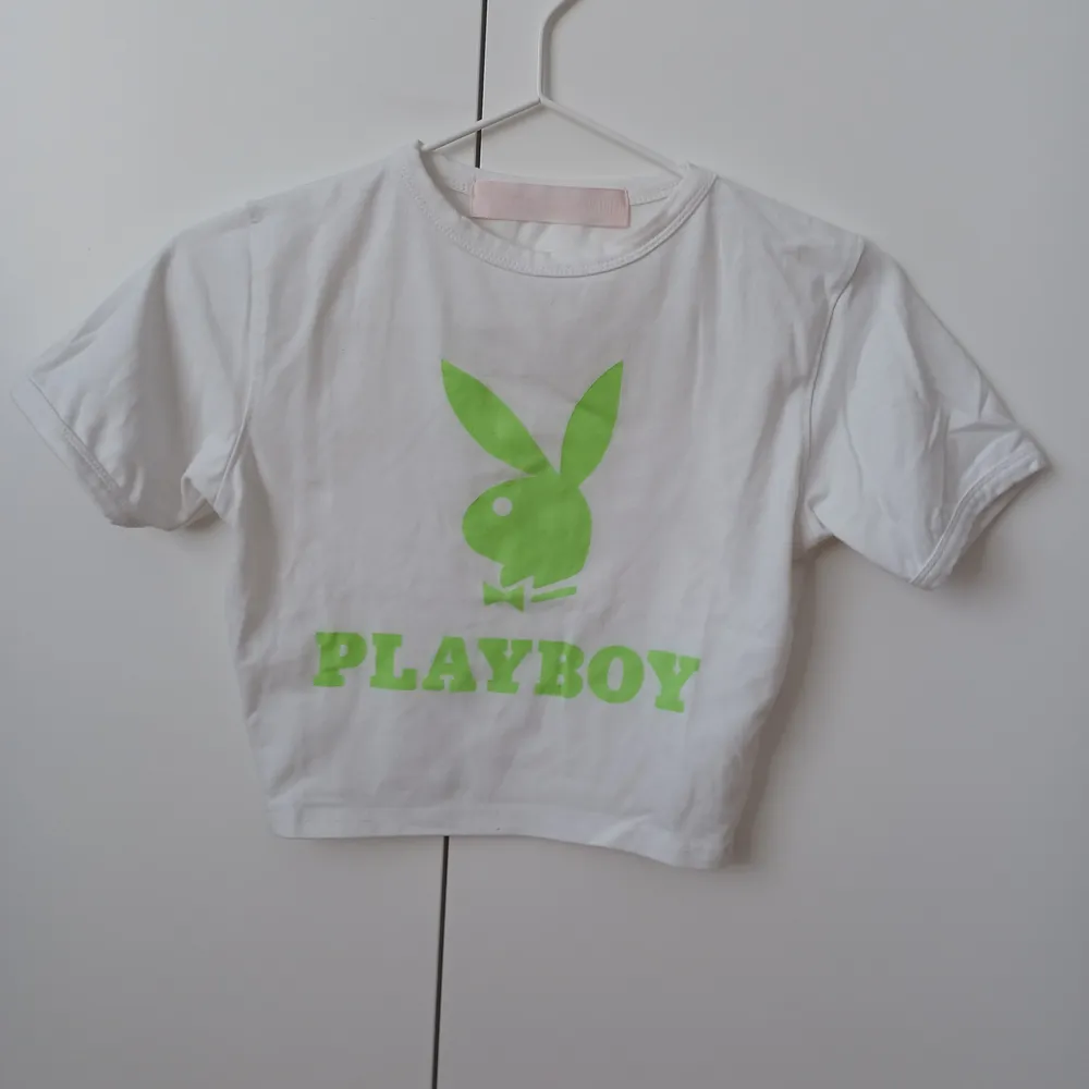 Croppad playboy t-shirt använd en gång, passade xs/s. Köparen står för frakten.. T-shirts.