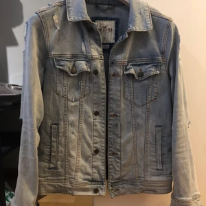 Hollister jeansjacka - strl S - hej! jag säljer min gammla hollister jeans-jacka då jag vuxit ur den. Den är i storlek S. vid frågor eller funderingar skicka gärna ett medelande :) kolla in min profil för har liknande kläder där, kan komma på något rabatt-packet för alla kläder också!
