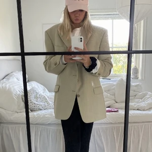 Beige kavaj - Beige oversize kavaj, trendig o perfekt modell. Innehåller ull vilket gör den värmare och användbar även nu när det blir kallare ⚡️⚡️ (bilder lånade)