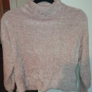 Skön tröja från Bershka - Lurvig ljusrosa topp i strl XS