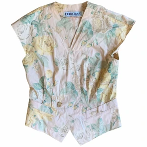 Vintage topp - Blommig gullig vintage topp från Italien. Modellen är storlek XS och 174cm lång. Skriv om funderingar 💓