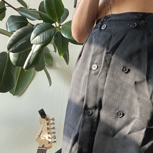 Svart midi kjol - Svart midi/pencil kjol, dubbelt sätt knappt hela vägen ner 