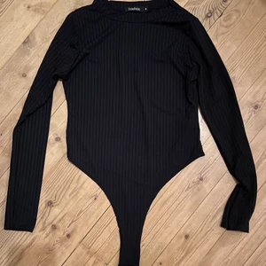 Svart Body storlek M (S)  - Svart body från Boohoo storlek m, den lutar mer mot en s. Endast testad.