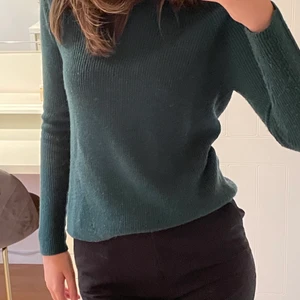 Stickad tröja fårn mango, storlek S💕 - Jag säljer denna gröna stickade tröja från mango💕 Träjan är i storlek S! Pris 60 kr, köparen står för frakten💖 Hör av er vid frågor🥰