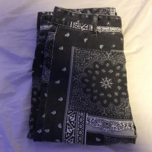 Bandana mönstrade jeans - Använt ändas 3 gånger. Originalpris 500kr