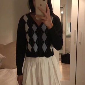 Argyle kofta 🤍☁️ - Rutig kofta som aldrig är använd, passar bra nu till höst/vinter då den är tjock  💫