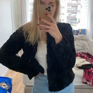 Svart kort fluffjacka - Såå mysig fluffjacka, varm så perfekt till hösten eller med varmt under även till vintern! 