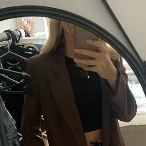 Asos kavaj  - Helt ny och oanvänd. Har dubblett av denna så kommer ej till användning. Super snygg brun färg och lite oversized. Nypris 679kr. Hör av er om ni vill ha fler bilder.❤️❤️
