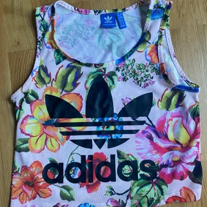 Topp - Ett Adidas linne i storlek 34