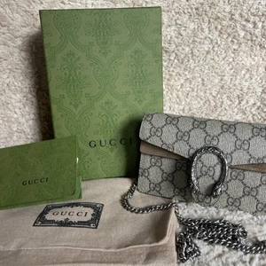 Gucci Dionysus mini fejk - Jag köpte denna för 1 månad sedan och använt den 1 gång. Dyr vid inköp och kostade mig 243$ . Säljer inte under de givna beloppet. Detta är den minsta Dionysus. Googla för att se bilder . Skriv för mer bilder . 