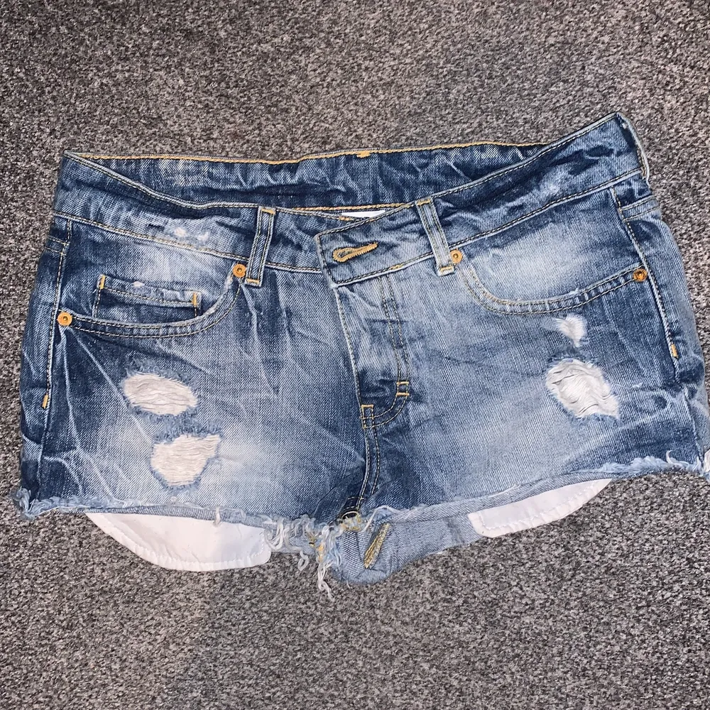 Superfina shorts i en fin modell! Aldrig använda strl 28💕Bjuder frakt. Jeans & Byxor.