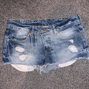 Söta jeans shorts w28🥰 - Superfina shorts i en fin modell! Aldrig använda strl 28💕Bjuder frakt