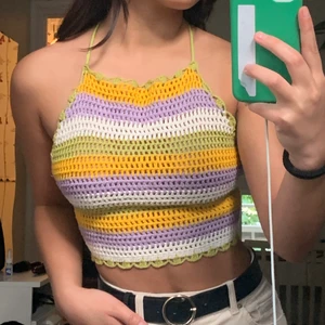 knytlinne Zara - knyt linne från Zara som jag bara använt 2 gånger🥰 storlek medium men passar mig som är xs/s vanligtvis. storleken är justerbar eftersom man knyter den. köpt för 159kr