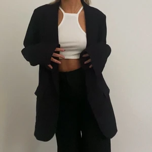 Gina Tricot blazer strl 36 - Supersnygg oversized blazer i strl 36 (men skulle säga att den passar många fler storlekar beroende på hur oversized look man är ute efter)! Den är aldrig använd så prislappen finns kvar. Pris är exklusive frakt✨✨