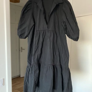 Klänning  - Svart detaljrik klänning från gina tricot, mycket bra skick. Super fin och funkar bra till både festligare tillfällen och till vardags. Passar en storlek S-L.                Köparen står för frakten! 🤍