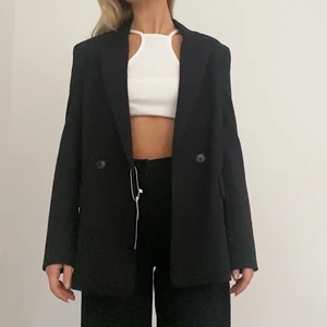 Bershka blazer strl XS - Så snygg blazer från Bershka i strl XS! Aldrig använd så prislappen sitter kvar💚 