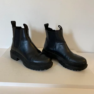 Chunky Chelsea boots - Svarta chunky Chelsea boots från H&M. Strl. 37. Använda fåtal gånger. 200kr