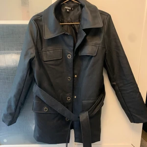 Skinnjacka  - Säljer min skinnjacka från Missguided som är lite längre i modellen 💛 Använd fåtal gånger och är i mycket bra skick!🥰