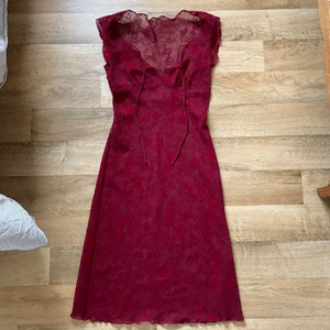 Vintage röd meshklänning  - Helt fantastisk röd och transparent meshklänning med glitter! I jättefint skick och säljer endast för att den är för liten för mig 😔 står ingen storlek men jag uppskattar den att vara en S. Passar även en xs om man vill att den ska sitta lösare ❤️