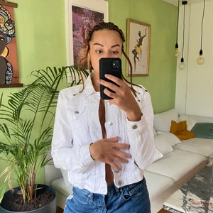 Hvid Denim Jakke  - Hvid Denim Jakke. Super flot 