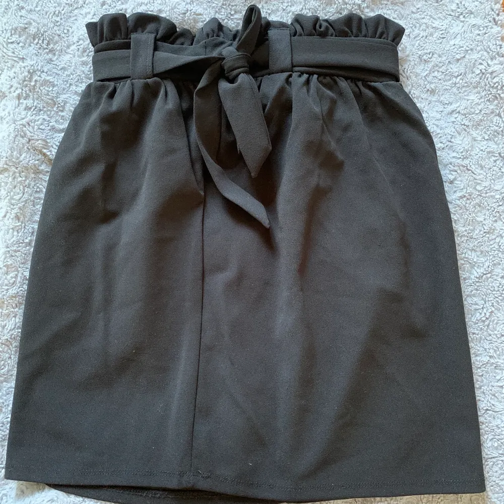 Jätte fin svart kjol från Gina med knyte i midjan, sparsamt använd och i väldigt bra skick inte nopprig osv. Passar bra på mig som är 163, kontakta mig för mer info och bilder . Kjolar.
