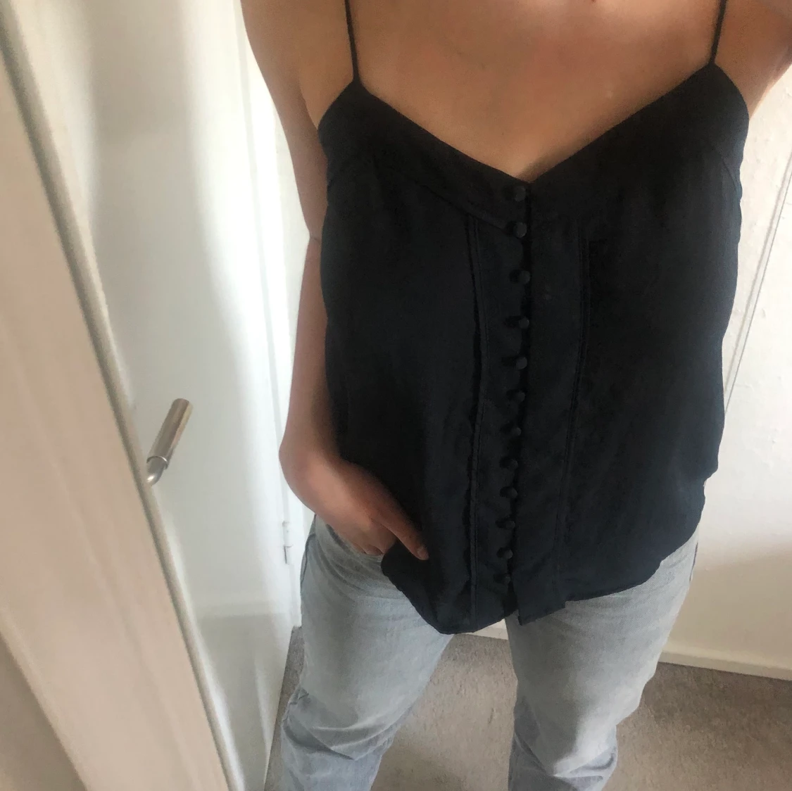 Svart linne med fina detaljer!