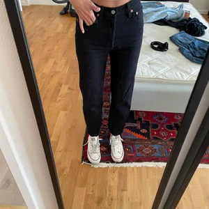 Svarta levis ribcage! - Säljes pga fel storlek! Bra skick, nypris: 1099kr men säljes för 400kr! 25 i midjan och 28 i längd!