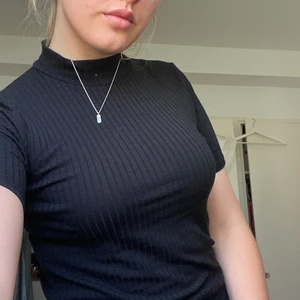 Polo t shirt - T-shirt med krage från Gina. 