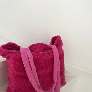 Rosa frotté tote bags - Handsydda tote bags, rosa drop, två olika🌸🌸🌸💖perfekt som strandväska!! finns mer på instagram @bernhbernh