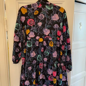 Blommig klänning  - Långärmad klänning från monki. Använd en gång. Finns att hämta på Östermalm eller kring Fridhemsplan, annars får köparen stå för frakt.