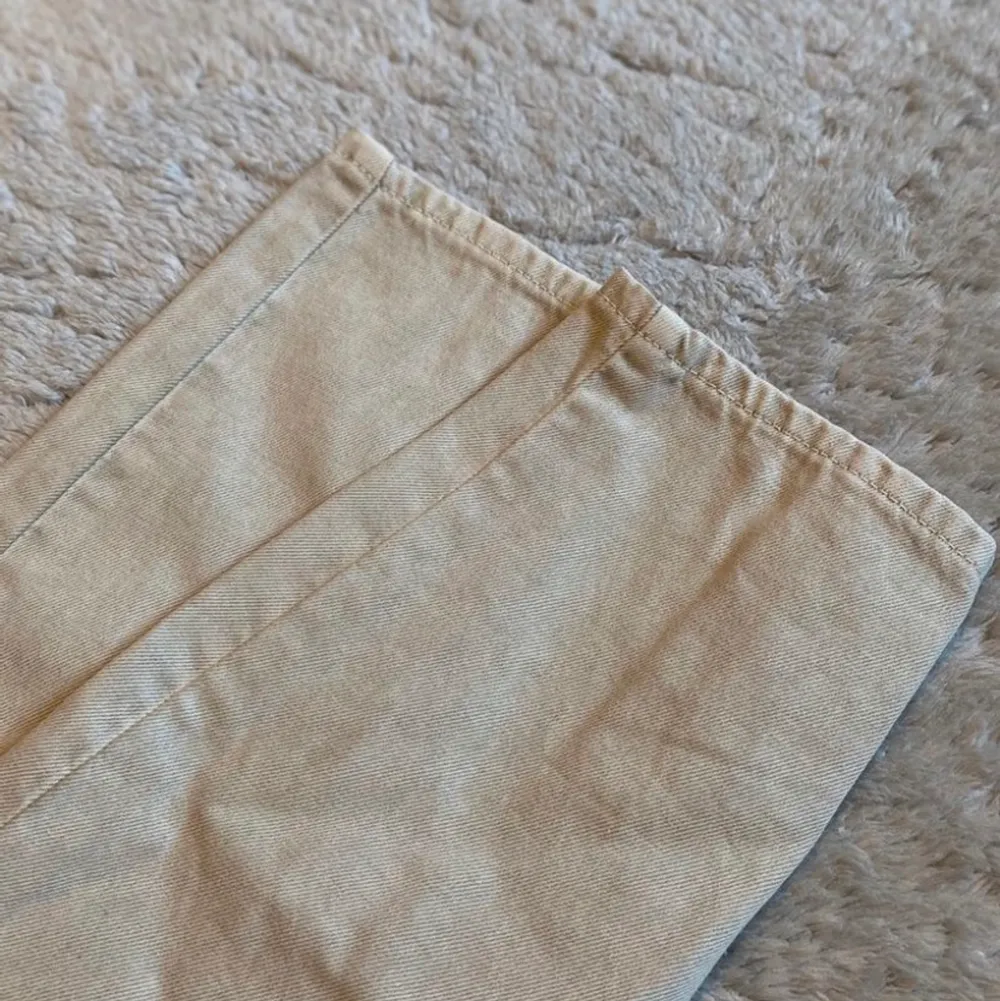 Str: 34 - 499kr Selger min helt ubrukte bukse fra Gina, fordi jeg ved en feil kjøpte for liten størrelse.   Buksen er nydelig, og passer til hverdags og fest. Flere bilder kan bli sendt dersom det ønskes. ☺️✨. Jeans & Byxor.