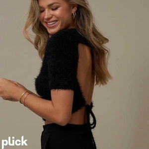 Svart topp - Säljer denna super snygga topp i från Hanna schönbergs kollektion med NA-KD. Använt några få gånger så den är i jättebra skick! Köparen står för frakten🥰