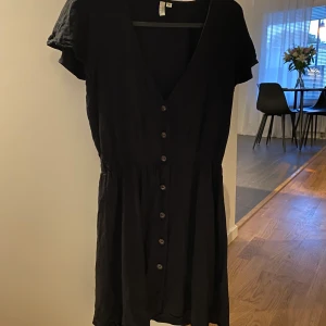 Känning  - Klänning med knappt från Nelly. Fint skick. Storlek 34. Säljer för 90kr. 