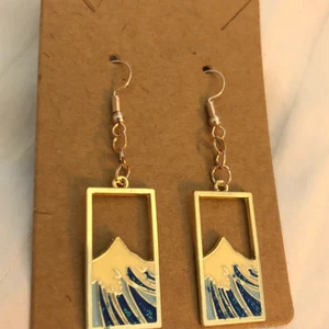 🌊Våg Örhängen  - 🌊Våg Örhängen, frakt: 14kr🌊  * Alla örhängen går även att göras till halsband för 15kr billigare⚡️ 💜TILLFÄLLIGT: köp 2 par örhängen och få ett tredje par gratis!!💜