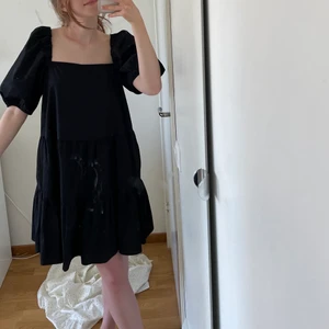 Supersöt klänning från H&M - Svart klänning med puffärmar från H&M, strl S. Endast använd 1-2 ggr, som ny! Frakt på 50kr tillkommer (spårbart) 💘