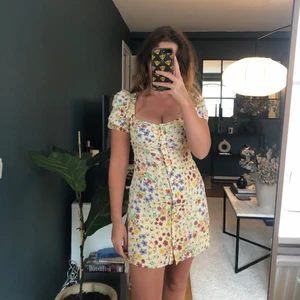 Zara klänning  - Världens finaste klänning från Zara. Använd 2 gånger. Säljes pga för liten. Som ny. Passar XS/S.