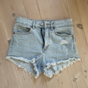 Ljusa jeansshorts  - Nästan oanvända jeansshorts från HM som jag beställde i fel storlek o glömde skicka tillbaka. Använda en gång.