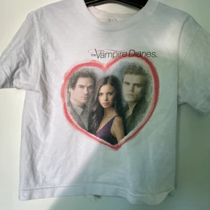 Vampire diaries baby tee🕸 - Vampire diaries baby tee                                                              Går bra att fråga efter bilder                                                        Köparen betalar för frakten 