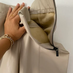 Tajta skinnbyxor från ZARA - Byxorna är från Zara, säljer pg för små. STRL M men sitter som strl S. ANDVÄNDA 1 gång. Byxorna har slits vid slutet av benet 