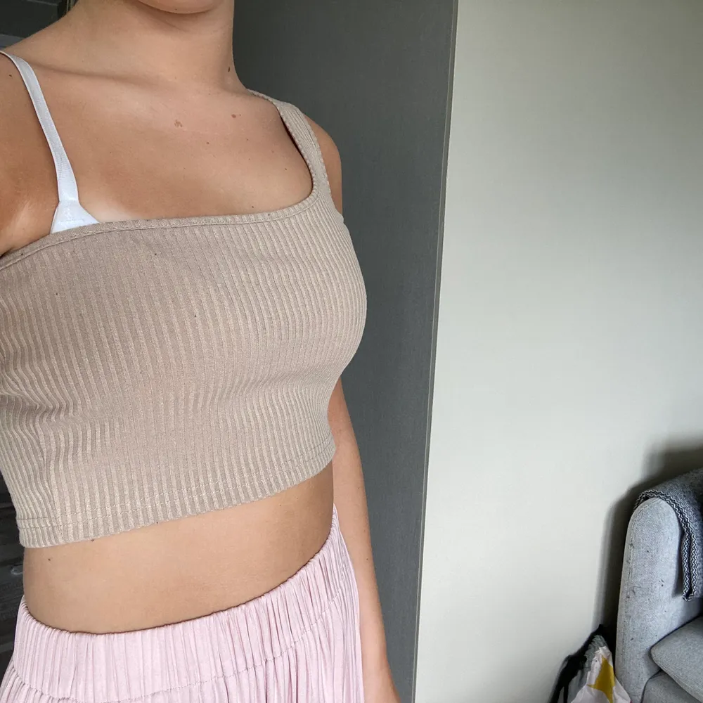 Väldigt fin oneshoulder top, ungefär samma som den rosa fast mörk beige, väldigt fin på sommaren, härlig färg, väldigt basic, bra kvalitet💕. Toppar.