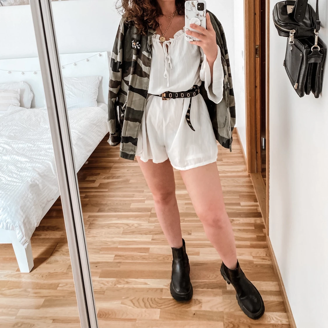 Longsleeved white short jumper - 91