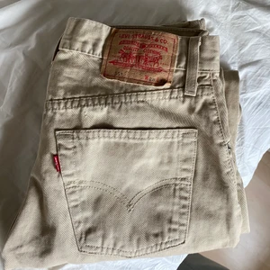Levis jeans - Beige Levis jeans i storlek W28 L34 (midjan 70 cm innerbenslängd 77 cm). Har tyvärr inga bilder med dom på då dom är för små❤️ FRAKT INGÅR