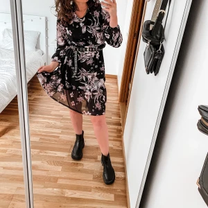 Flower dress purple/black - Lovely flower dress, looks amazing with black boots! It comes with a little black dress to put on underneath( picture 3)