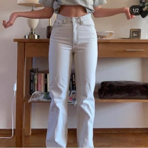 NYA rowe - Nya Rowe från Weekday, använda 2 gånger ! Säljer enbart pga fel storlek, önskar jag köpte rätt😢 Jag är 170 cm och de går ner lite över anklarna på mig! Skicka för mer mått :)  Köparen står för frakten