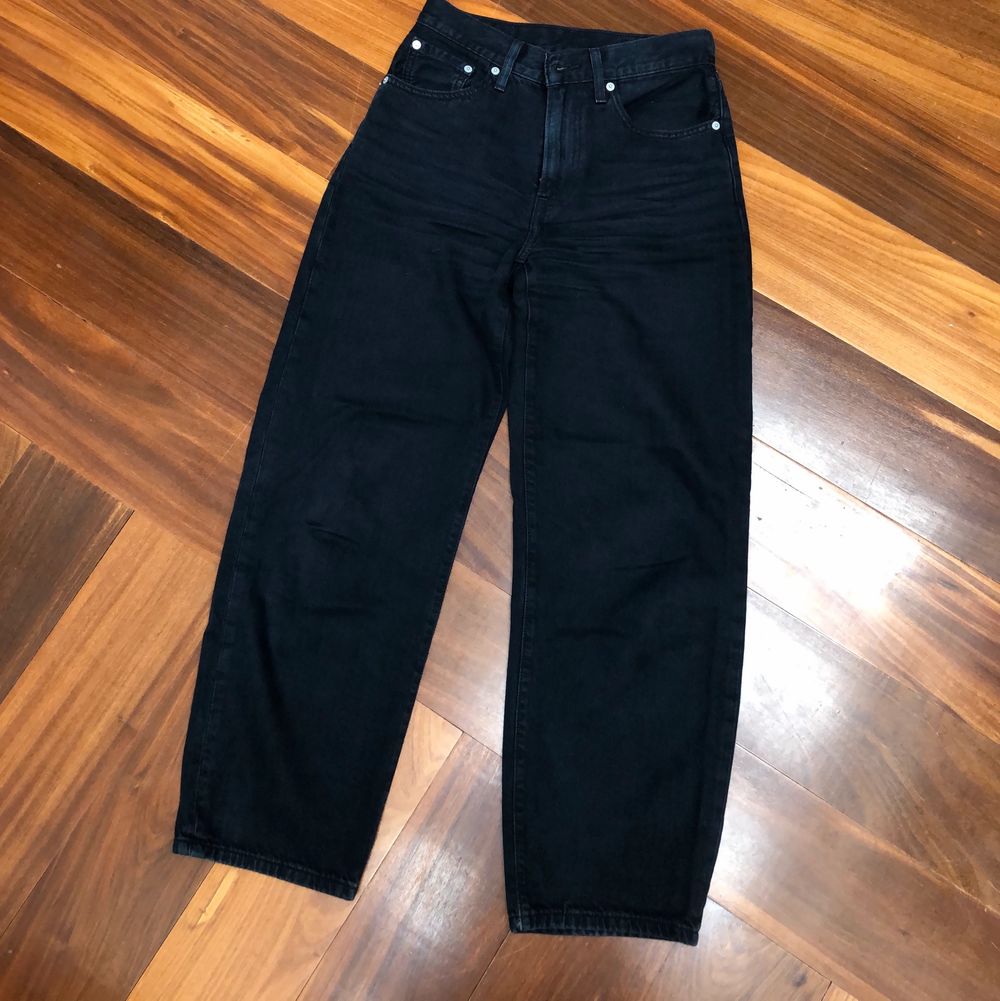 Black denim from Levi’s with high waist and baggy leg. The legs are a bit cropped. Good condition but the black is a little bit washed. The size says 24 but is in reality a size 26-27.. Jeans & Byxor.