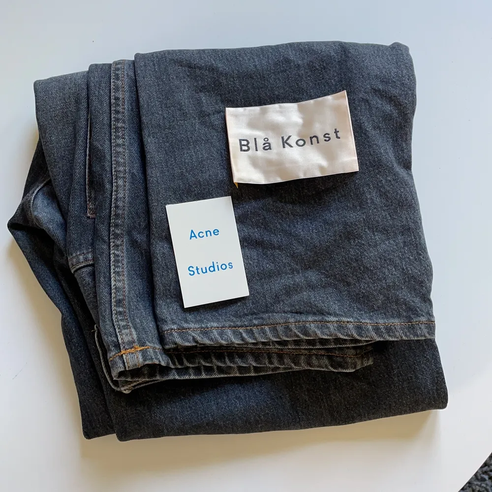 Storlek 33/34. Påsybar logga ingår passform straight/Loose fit, nästan helt oanvända nypris 1995kr. Jeans & Byxor.