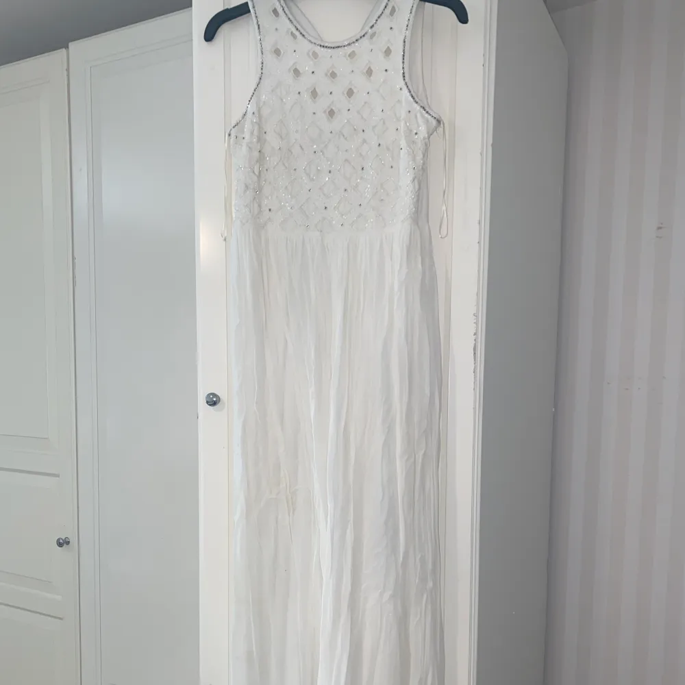 Vit bal/bröllopsklänning med detaljer upptill. Klänningen är i storlek 38, den har detaljer i pärlor upptill.. Klänningar.