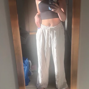 Linnebyxor - Superfina linnebyxor som tyvärr säljs pga att de är förstora! Storlek 40 men passar även mindre storlekar, jag har i vanliga fall 34 och de sitter som på första bilden på mig💓 Går ner till marken och jag är ca 165cm, de är beiga och färgen syns bäst i andra bilden💓 BUD ÄR BINDANDE💓