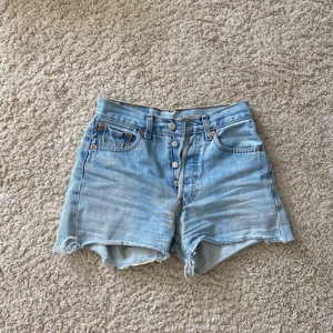 Levis shorts - Ett par Levis shorts i bra skick, de passar en w. 25/26 skulle jag säga🥰🥰🥰